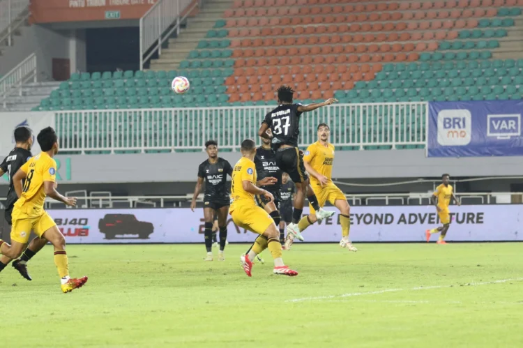 Laga Semen Padang FC melawa Dewa United di Stadion Pakansari Bogor