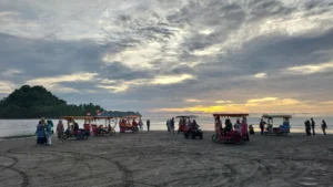 Pantai Air Manis, salah satu objek wisata di Padang