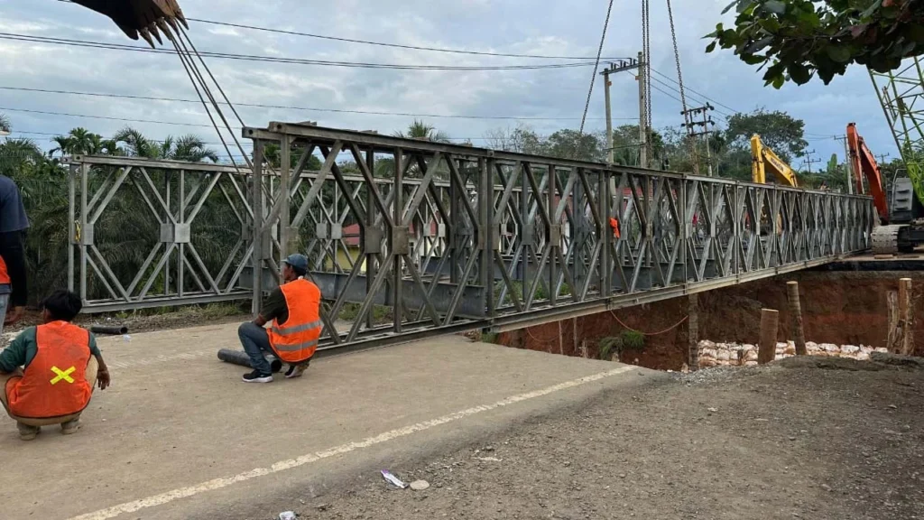 Pemasangan jembatan Bailey di jalur Sumbar-Jambi