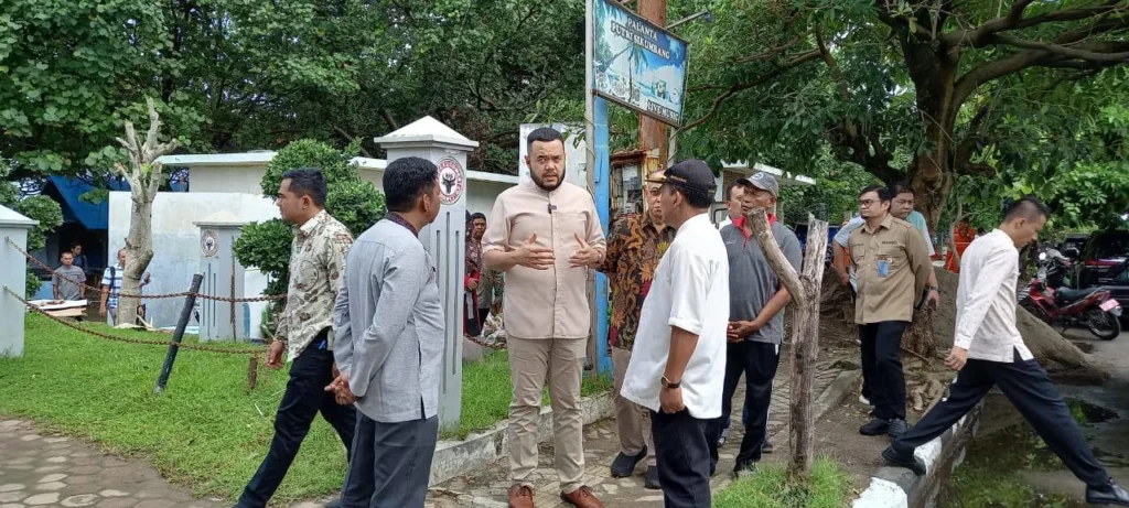 Wali Kota Padang, Fadly Amran saat melihat kondisi Pantai Padang