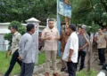 Wali Kota Padang, Fadly Amran saat melihat kondisi Pantai Padang