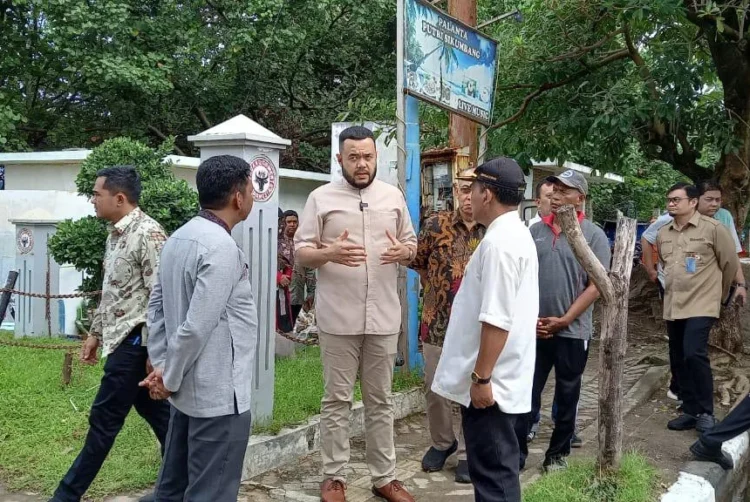 Wali Kota Padang, Fadly Amran saat melihat kondisi Pantai Padang