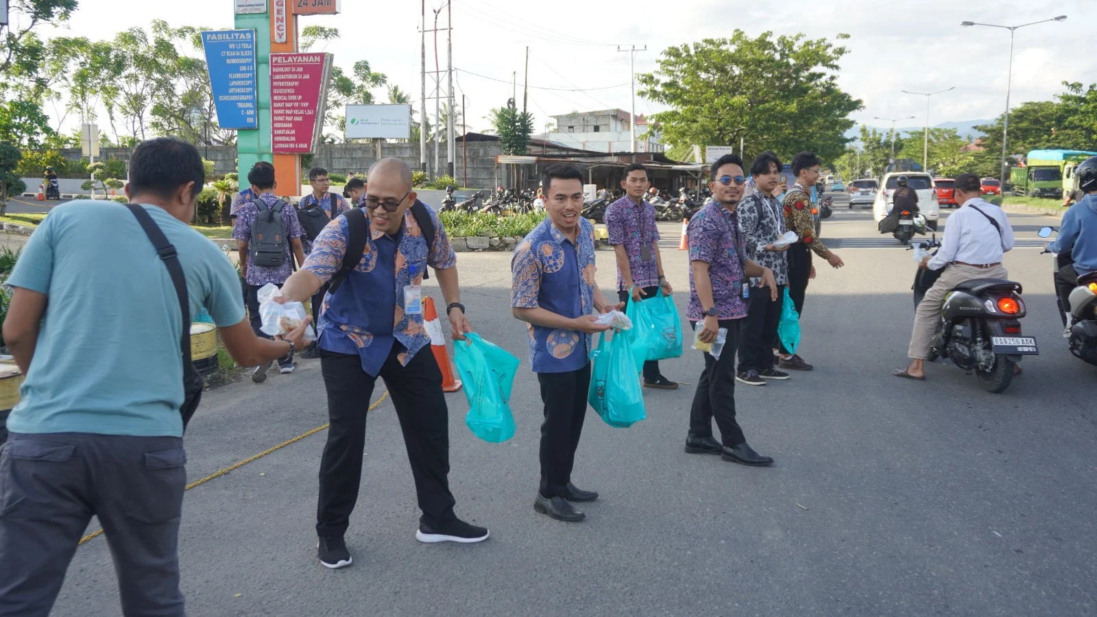 Selama Ramadan, Masjid Asy-Syifa SPH Berbagi Takjil kepada Pasien dan Masyarakat