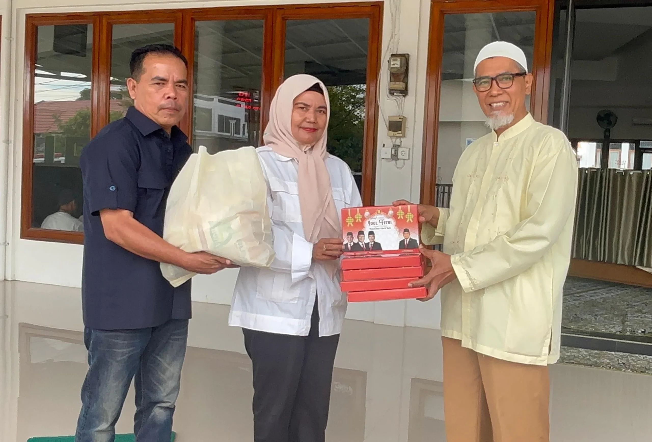 Jelang Lebaran, Andre Rosiade Bagikan Ribuan Paket Sembako dan Kain Sarung untuk Garin di Sumbar