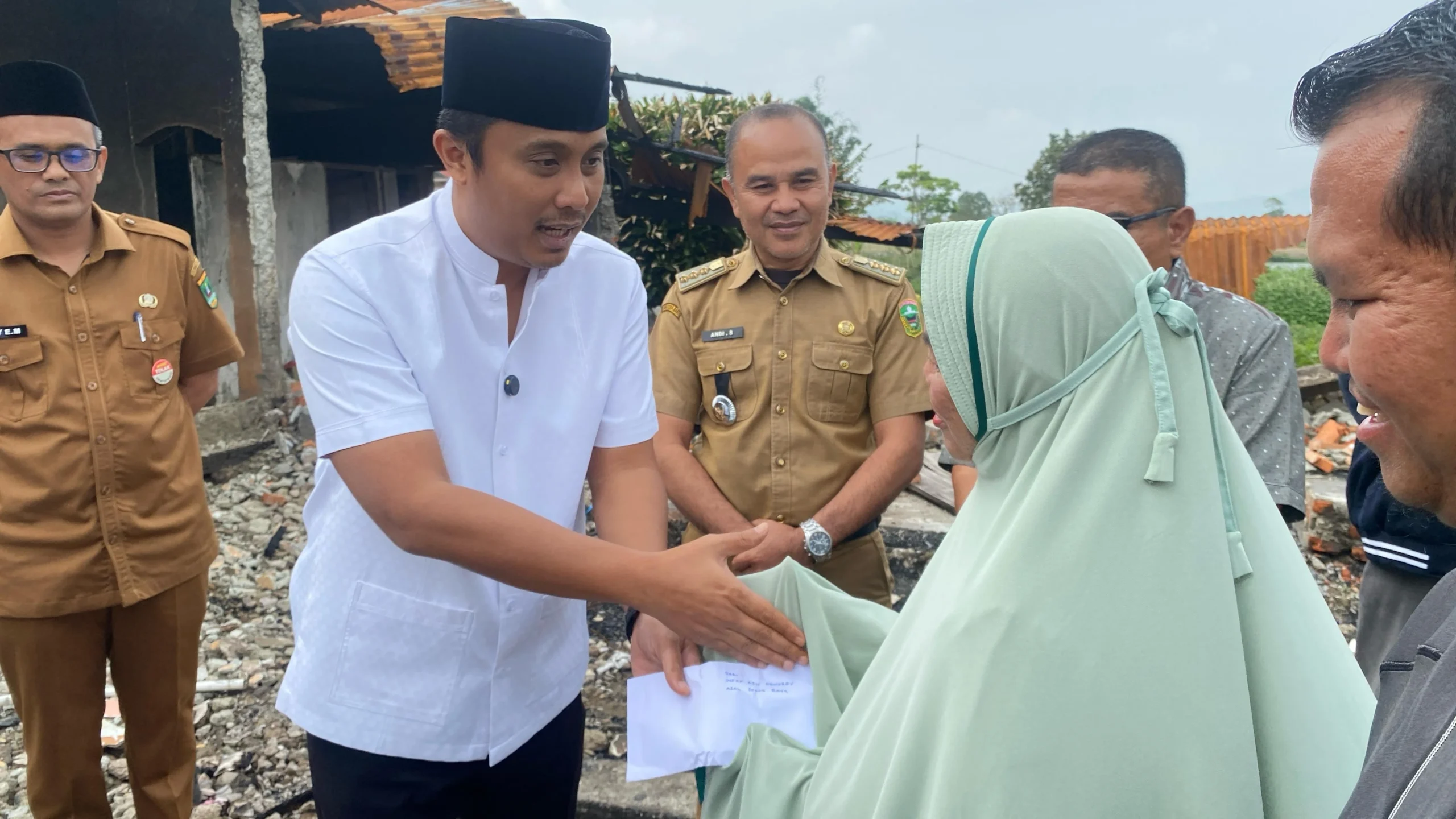 Wagub Vasko Berikan Bantuan 25 Juta Rupiah untuk Keluarga Sarima Terdampak Kebakaran di Solok