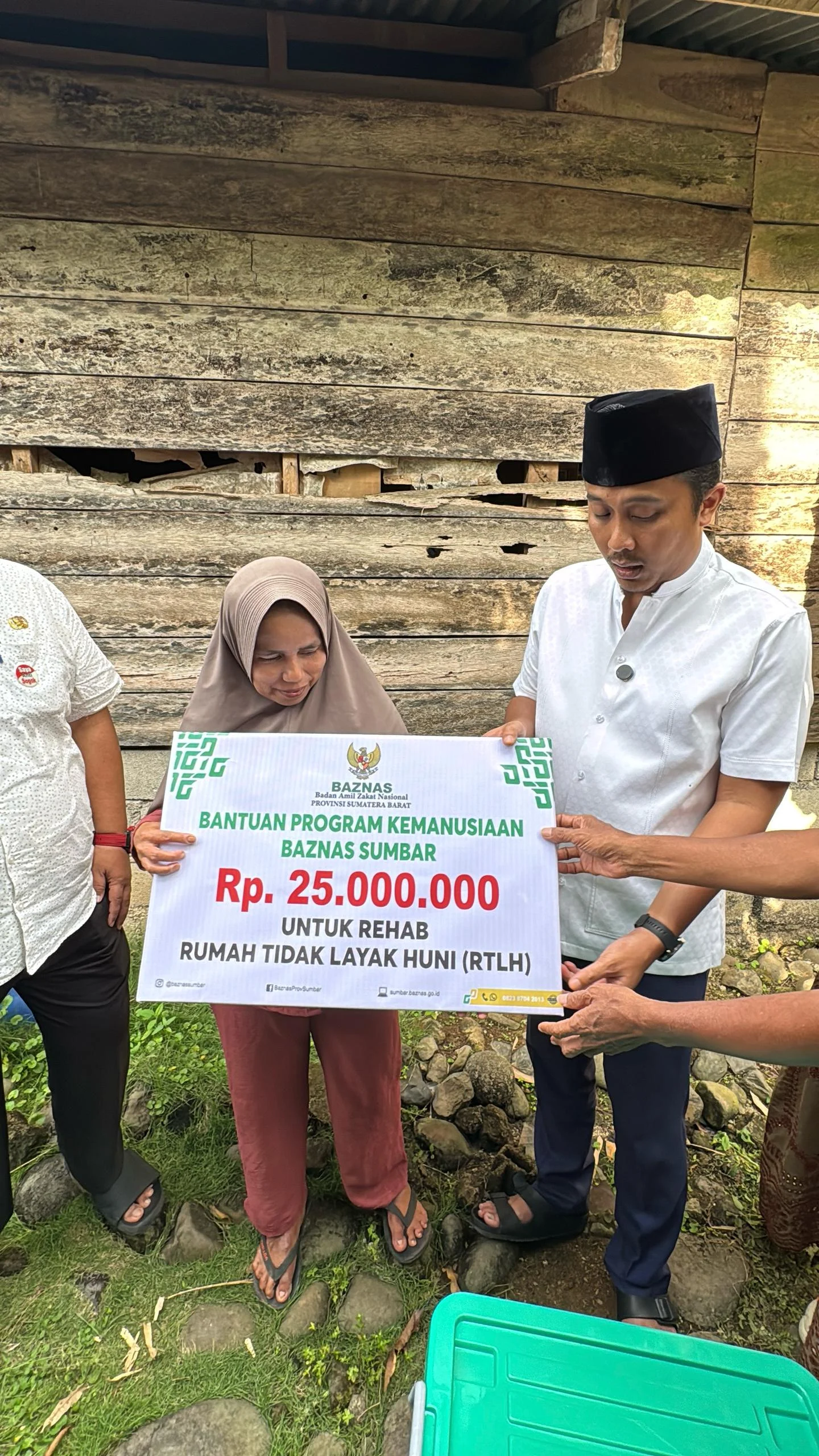 Wagub Sumbar Salurkan Bantuan Bedah Rumah di Lubuk Kilangan Padang