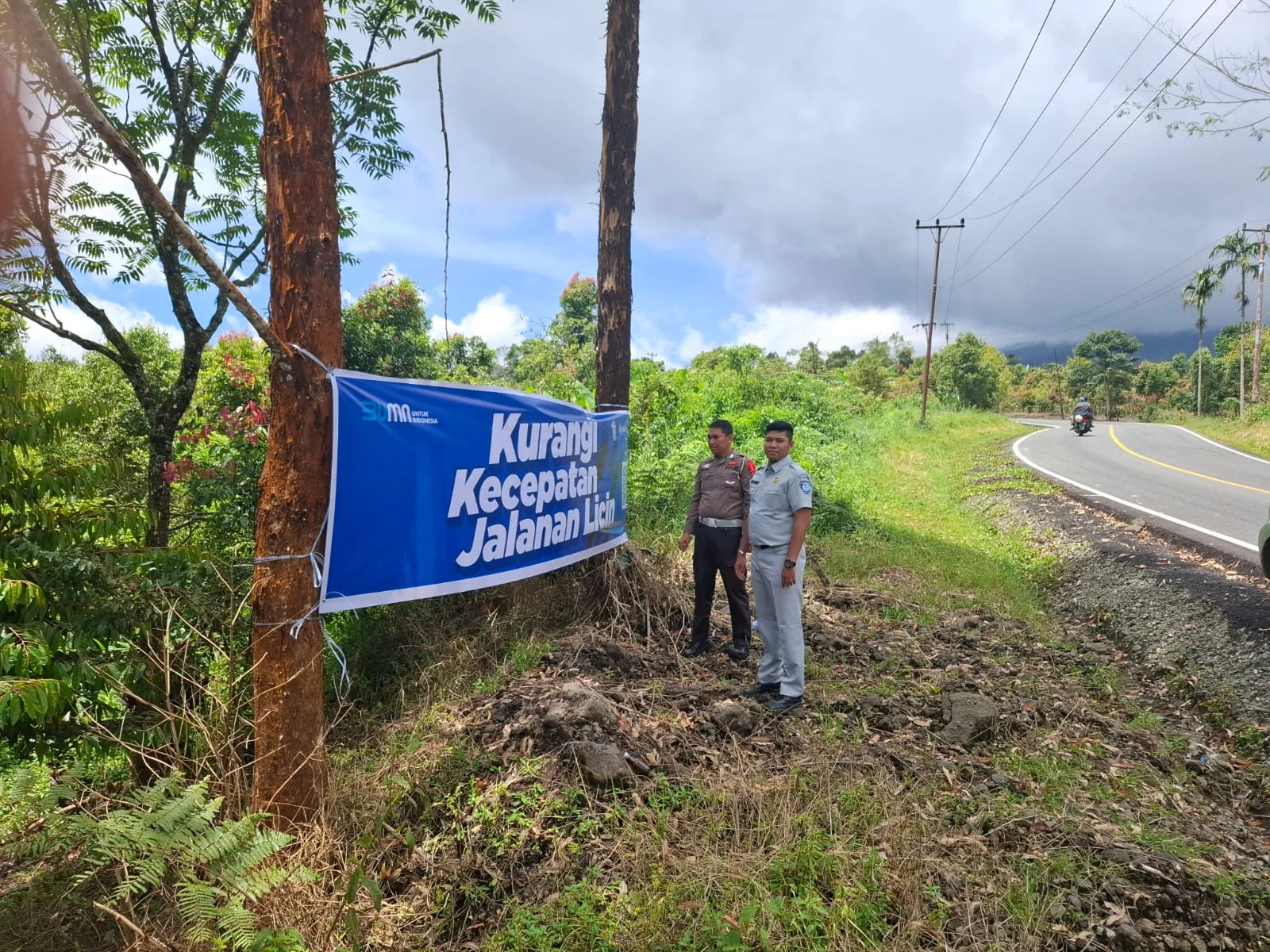 Jasa Raharja Cabang Solok Pasang 80 Spanduk Peringatan di Titik Rawan Kecelakaan Wilayah Solok Raya
