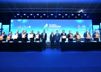 Suasana penandatanganan MoU serentak terkait pengembangan hidrogen di berbagai sektor dalam acara Global Hydrogen Ecosystem Summit 2025 pada Selasa (15/4) disaksikan Menteri ESDM, Bahlil Lahadalia (kedelapan dari kanan) dan Direktur Utama PLN, Darmawan Prasodjo (kesembilan dari kiri).