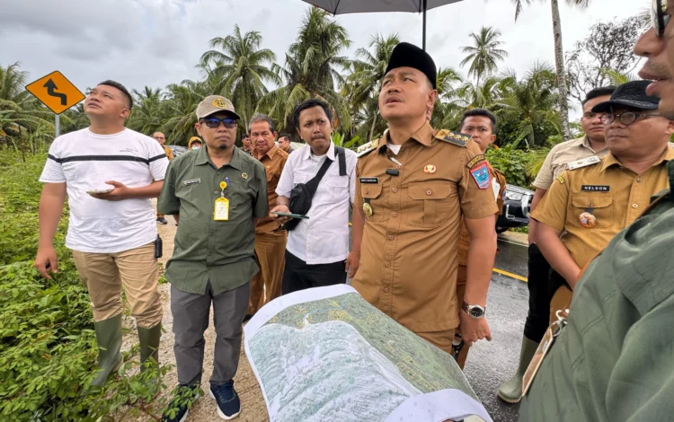 Bupati Mentawai, Rinto Wardana Samaloisa ketika memimpin penelitian lokasi tanah warga yang akan disertifikasi gratis di Sipora Selatan