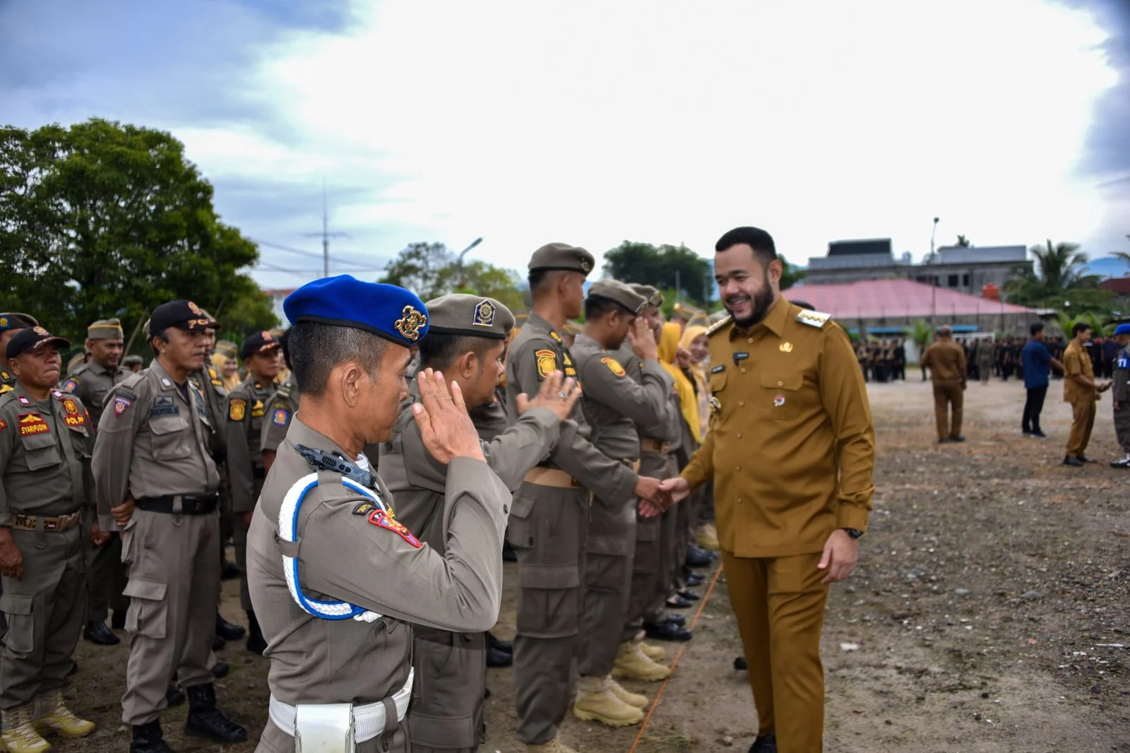 Hari Pertama Kerja Usai Libur Lebaran, Wako Padang Fadly Amran Pimpin Apel Bersama Satpol PP