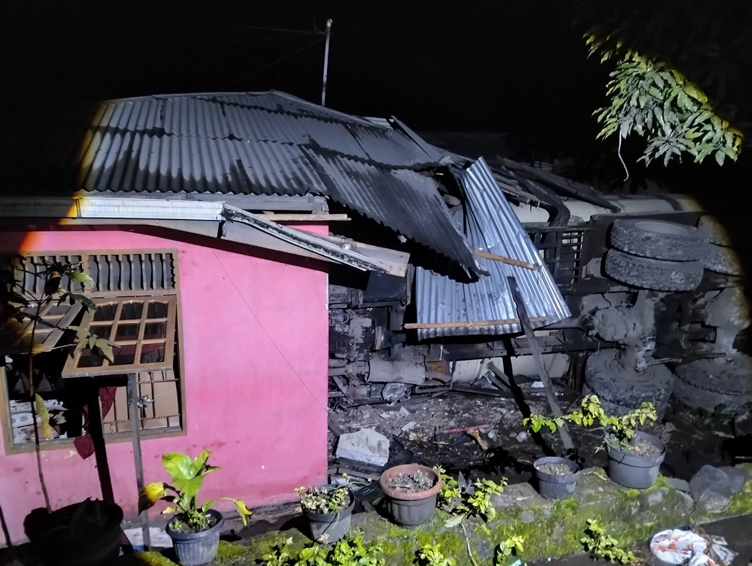 Tertimpa Bangunan Usai Tertabrak Truk, Dua Bocah di Jalan Raya Indarung Padang Dilaporkan Meninggal