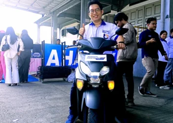 Sales Manager CV Tjahaja Baru, Ricky Indarto Halim saat peluncuran Yamaha New Gear Ultima 125 Hybrid, di Gudang Yamaha Motor Jalan Bypass KM 20, Balai Gadang, Kota Padang, Rabu 30 April 2025.