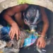 Petugas Dinas PUPR Padang masuk ke dalam gorong-gorong untuk membersihkan drainase dari sampah