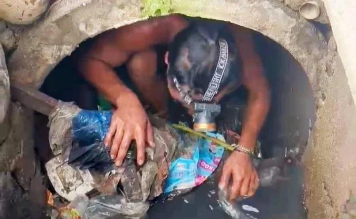Bersihkan Sampah di Saluran Air, Petugas PUPR Padang Nekat Masuk ke Gorong-Gorong Sempit