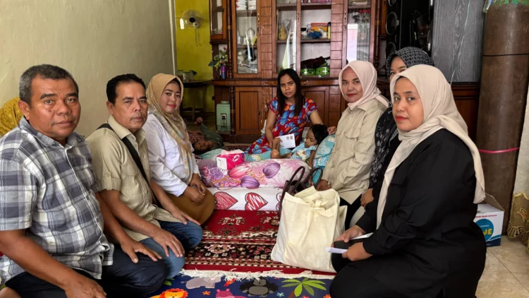 Nur Rezkia Fahira Bocah Lima Tahun di Bungus Teluk Kabung Idap Tumor Langka, Andre Rosiade Salurkan Bantuan