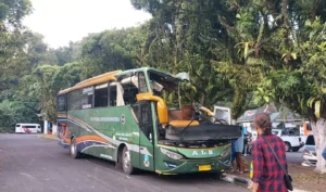 Bangkai bus ALS yang kecelakaan di Kota Padang Panjang