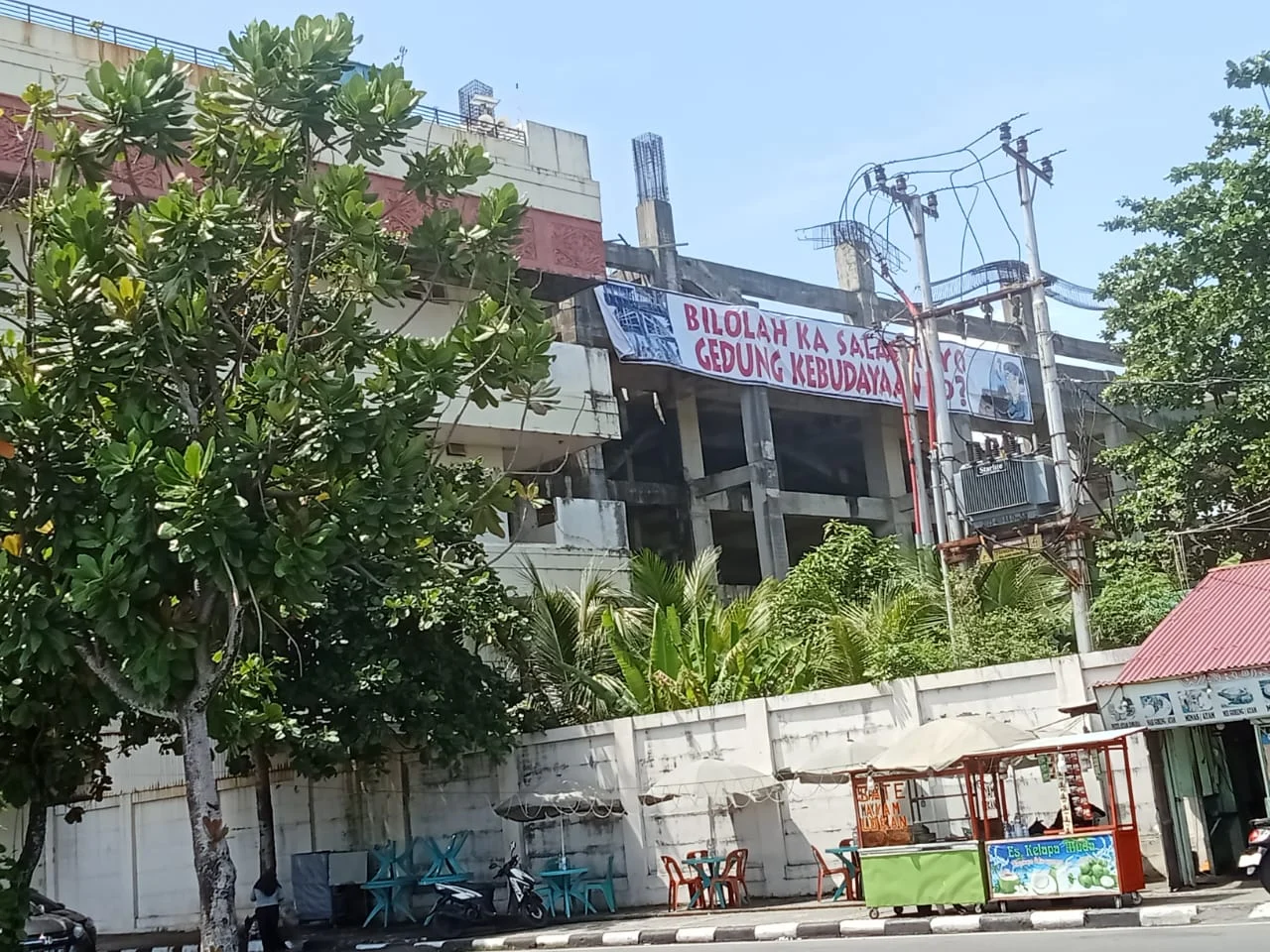 Ada Spanduk Ukuran ‘Raksasa’ di Bengkalai Gedung Kebudayaan Sumatera Barat