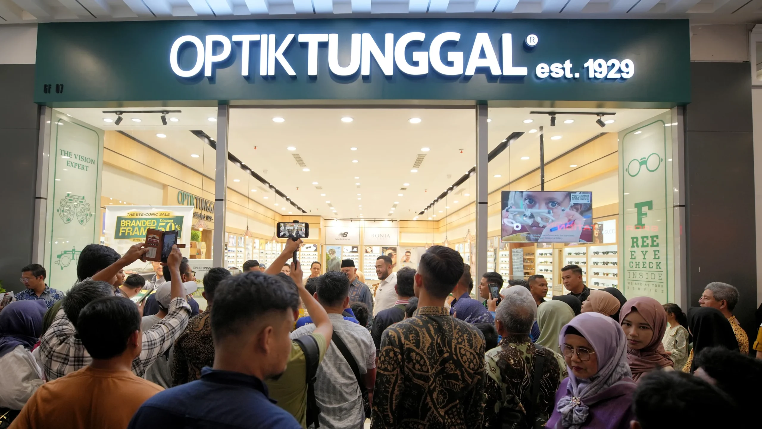 Antusiasme pengunjung memadati area depan store Optik Tunggal di Basko City Mall, Padang, pada hari pembukaan resminya, Kamis (29/5/2025).