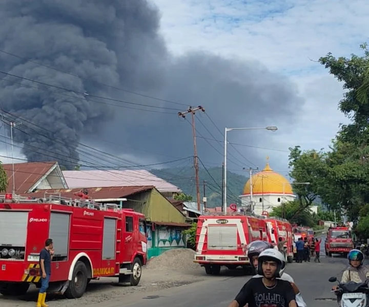 Telan Kerugian Miliar Rupiah, Ratusan Personel Damkar Turun Padamkan Kebakaran Pabrik Karet di Padang