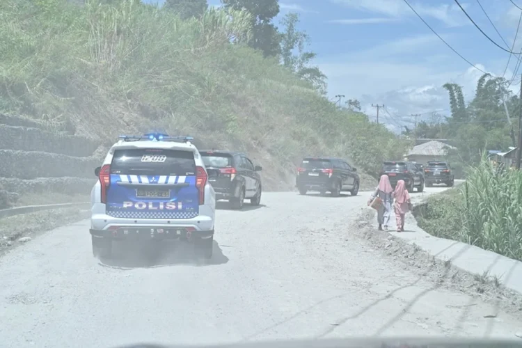 Kondisi jalan rusak di kawasan Aie Dingin, Kabupaten Solok