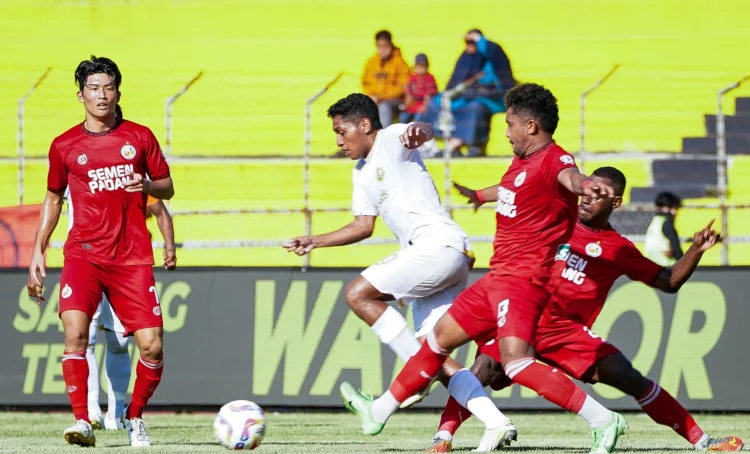 Laga Semen Padang FC melawan Arema FC di putaran pertama BRI Liga 1