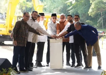 Momen peletakkan batu pertama yang menandai dimulainya pembangunan fly over Sitinjau Lauik