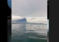 Penampakan bubungan asap kebakaran pabrik karet PT Teluk Luas mebubung ke tinggi ke udara, yang diambil dari tengah laut