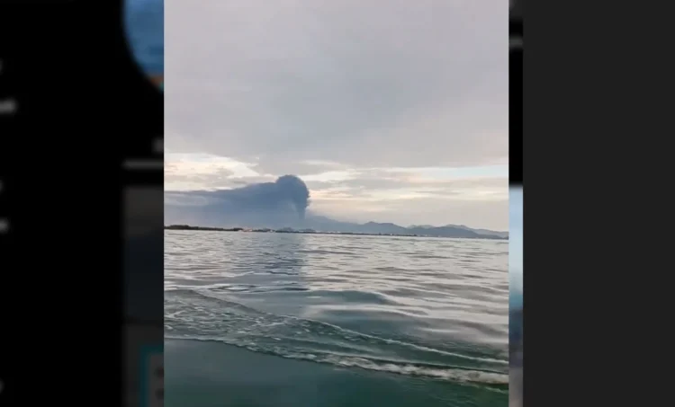 Penampakan bubungan asap kebakaran pabrik karet PT Teluk Luas mebubung ke tinggi ke udara, yang diambil dari tengah laut