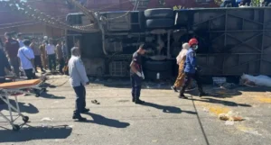 Proses evakuasi bus ALS nahas yang kecelakaan di Kota Padang Panjang