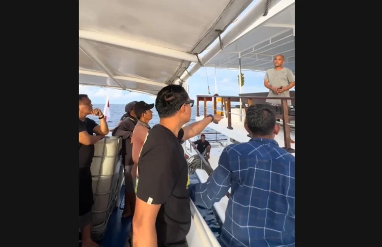 Tangkapan layar yang memperlihatkan momen Bupati Mentawai ngamuk ke petugas kapal pengangkut turis asing