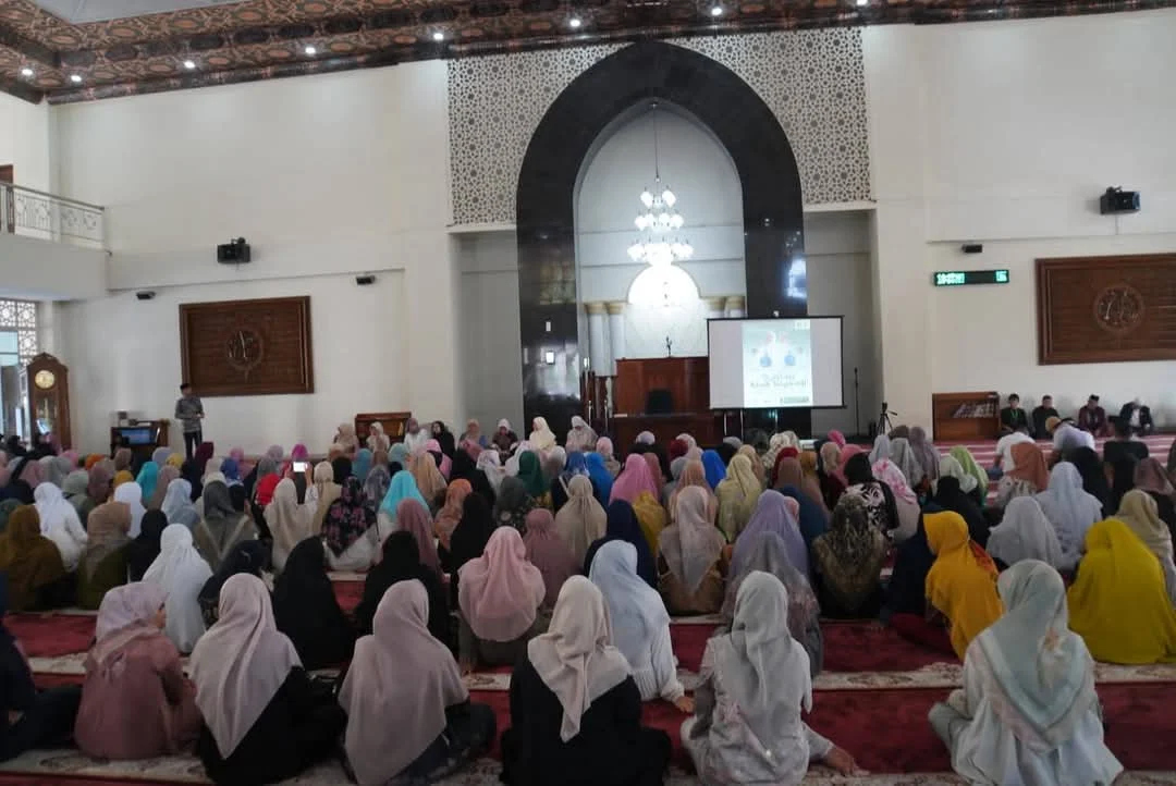 Bunda Dewi Yull Sampaikan Kisah Inspiratif di Islamic Centre Padang Panjang