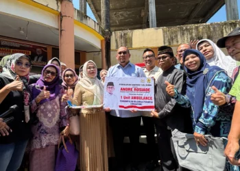 Andre Rosiade Serahkan Ambulans dan Bagi Ratusan Sembako untuk Perantau Lengayang di Padang