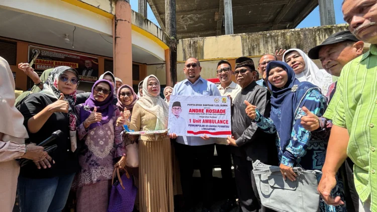 Andre Rosiade Serahkan Ambulans dan Bagi Ratusan Sembako untuk Perantau Lengayang di Padang
