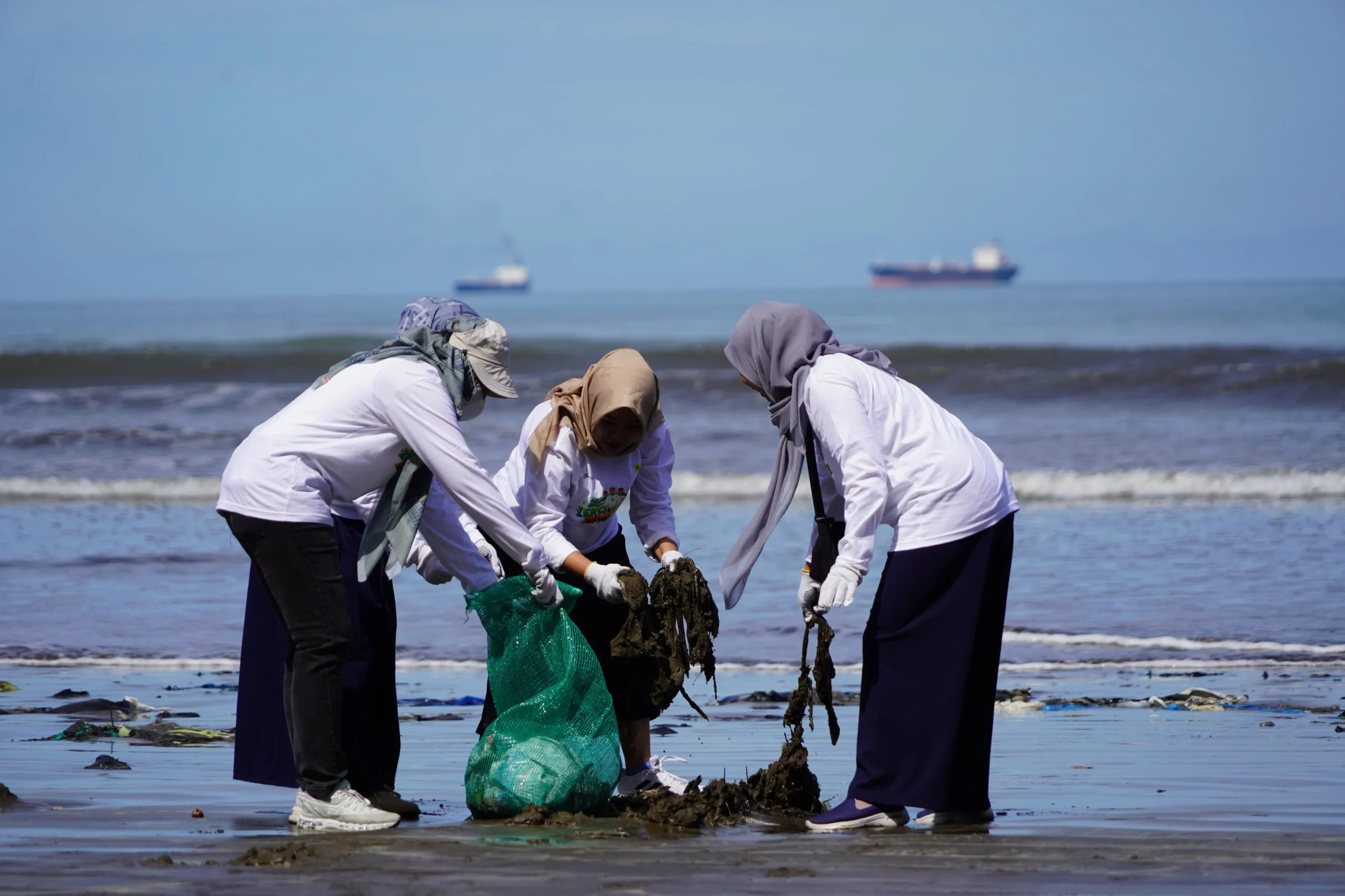 PLN & Ratusan Peserta Bergandengan Tangan di Pantai Air Manis: Aksi Nyata Cinta Bumi di Hari Lingkungan Hidup