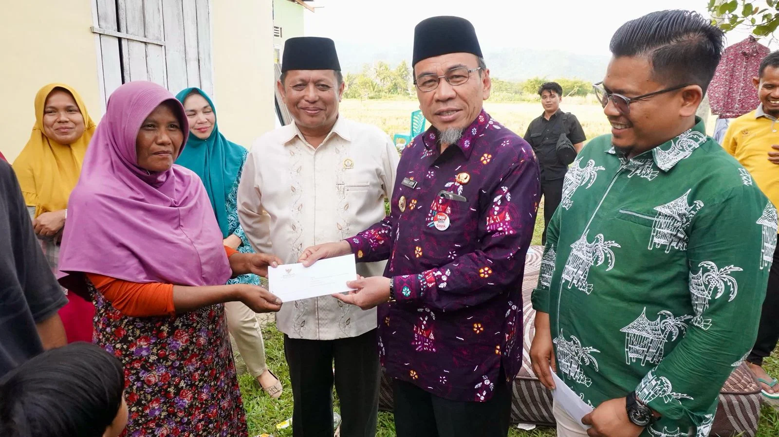 Serahkan Bantuan ke Korban Angin Puting Beliung, Wawako Padang: Bagian dari Progul Padang Melayani dan Padang Sigap