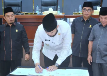 Penandatangan Ranperda penyertaan modal Bank Nagari dari Pemko Padang