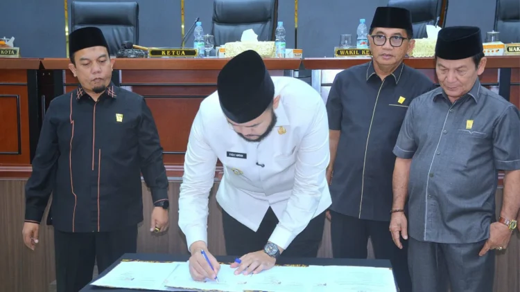 Penandatangan Ranperda penyertaan modal Bank Nagari dari Pemko Padang