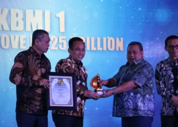 Penyerahan penghargaan pada Bank Nagari sebagai The Best Regional Champion 2025