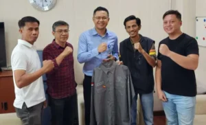 Penyerahan seragam dari Bank Nagari pada pengurus KONI Bukittinggi