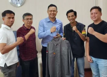 Penyerahan seragam dari Bank Nagari pada pengurus KONI Bukittinggi