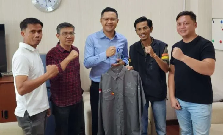 Penyerahan seragam dari Bank Nagari pada pengurus KONI Bukittinggi