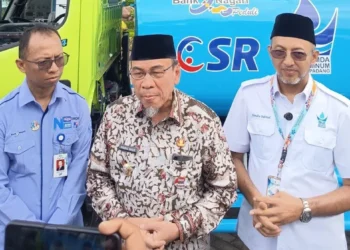 Wakil Wali Kota Padang, Maigus Nasir kala penyerahan bantuan air bersih untuk warga dari Bank Nagari
