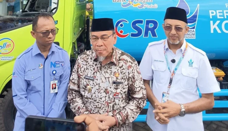 Wakil Wali Kota Padang, Maigus Nasir kala penyerahan bantuan air bersih untuk warga dari Bank Nagari