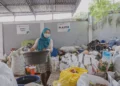 Ilustrasi proses pemilahan dan pengelompokan sampah oleh Bank Sampah Prabumulih, mitra binaan PLN Unit Induk Distribusi Sumatera Selatan