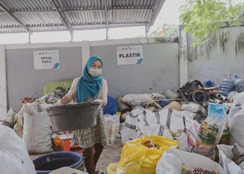 Ilustrasi proses pemilahan dan pengelompokan sampah oleh Bank Sampah Prabumulih, mitra binaan PLN Unit Induk Distribusi Sumatera Selatan