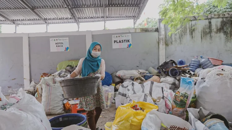 Ilustrasi proses pemilahan dan pengelompokan sampah oleh Bank Sampah Prabumulih, mitra binaan PLN Unit Induk Distribusi Sumatera Selatan