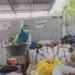 Ilustrasi proses pemilahan dan pengelompokan sampah oleh Bank Sampah Prabumulih, mitra binaan PLN Unit Induk Distribusi Sumatera Selatan
