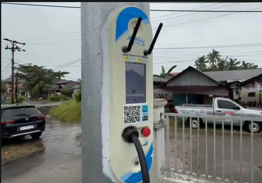 Pertama di Sumbar! SPKLU Tiang Hadir di ULP Tabing, Solusi Praktis bagi Pengguna Kendaraan Listrik