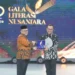 Menteri Pendidikan Dasar dan Menengah RI, Abdul Mu'ti (kiri) ketika memberikan Apresiasi Literasi Nusantara 2025 kepada Direktur Utama PLN Darmawan Prasodjo yang diwakili oleh Sekretaris Perusahaan PLN Alois Wisnuhardana (kanan) pada agenda Hari Ulang Tahun (HUT) Ke-60 Harian Kompas di Jakarta pada Senin (30/6).