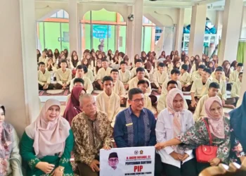 Andre Rosiade Salurkan 177 Beasiswa PIP di SMAN 2 Padang